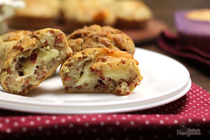 Bolinhos salgados de calabresa e recheados com queijo. Esses muffins são demais!!!