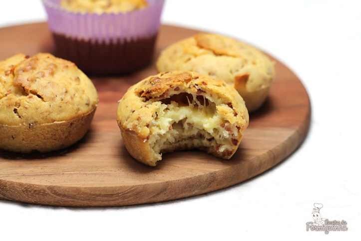 Bolinhos salgados de calabresa e recheados com queijo. Esses muffins são demais!!!