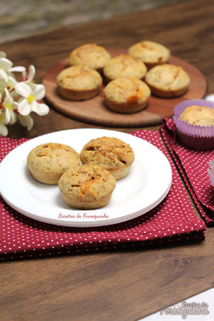 Bolinhos salgados de calabresa e recheados com queijo. Esses muffins são demais!!!