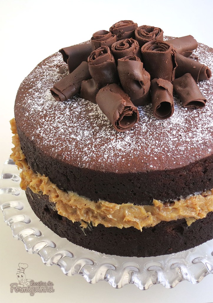 Bolo de chocolate fofinho e saboroso com recheio de nozes.. Vem ver como é simples fazer o Naked Cake de Chocolate com Brigadeiro de Nozes
