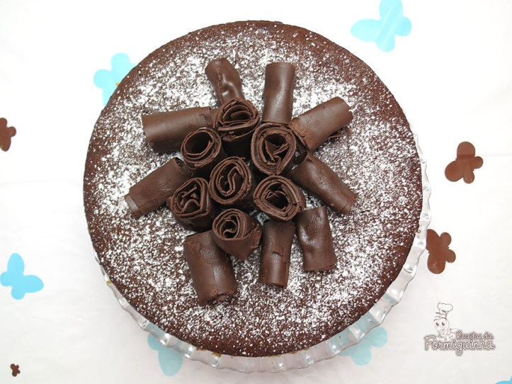 Bolo de chocolate fofinho e saboroso com recheio de nozes.. Vem ver como é simples fazer o Naked Cake de Chocolate com Brigadeiro de Nozes