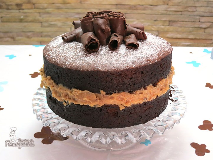 Bolo de chocolate fofinho e saboroso com recheio de nozes.. Vem ver como é simples fazer o Naked Cake de Chocolate com Brigadeiro de Nozes