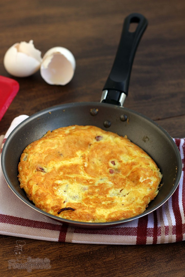Fome e pressa? Então faz esse omelete de queijo e linguiça defumada.. Fica pronto muito rápido!