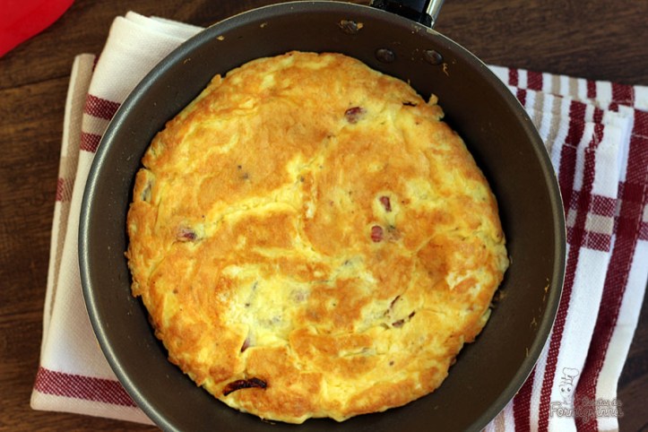 Fome e pressa? Então faz esse omelete de queijo e linguiça defumada.. Fica pronto muito rápido!