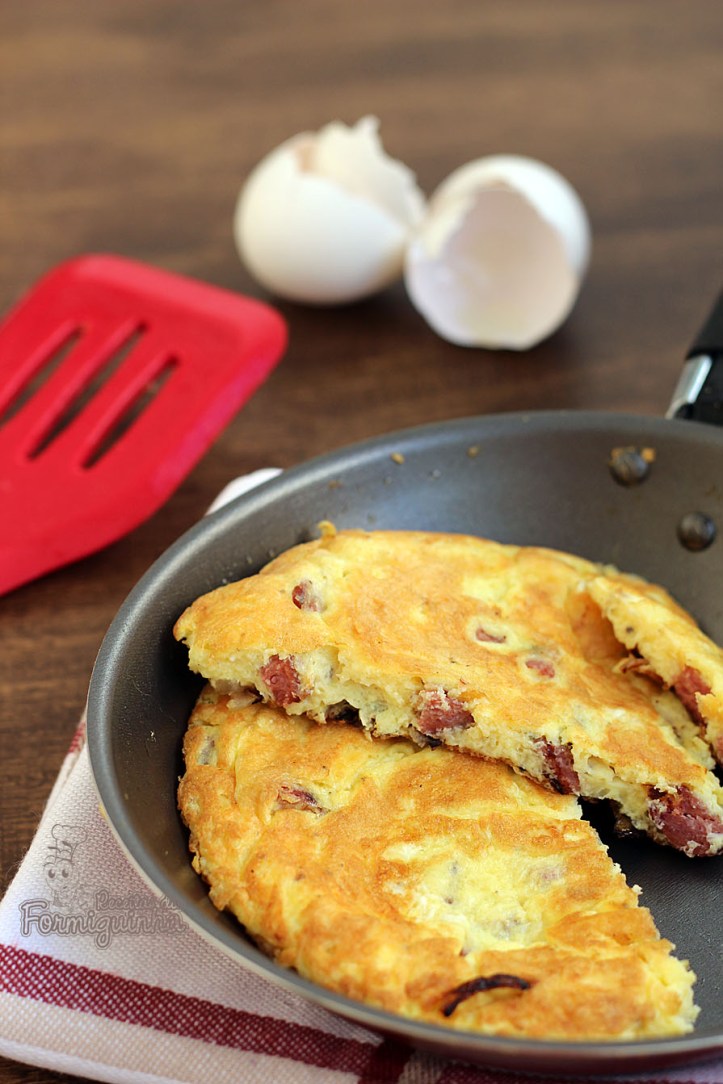Fome e pressa? Então faz esse omelete de queijo e linguiça defumada.. Fica pronto muito rápido!