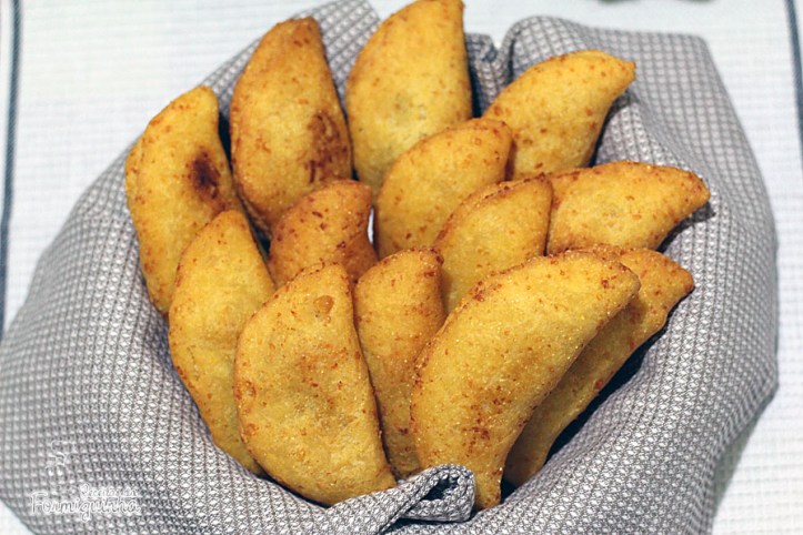 A massa fica sequinha, dourada e muito gostosa! O recheio do Pastel de Fubá fica por conta da sua criatividade: calabresa, portuguesa, presunto, etc.. Se quiser pode fazer com recheio doce também!