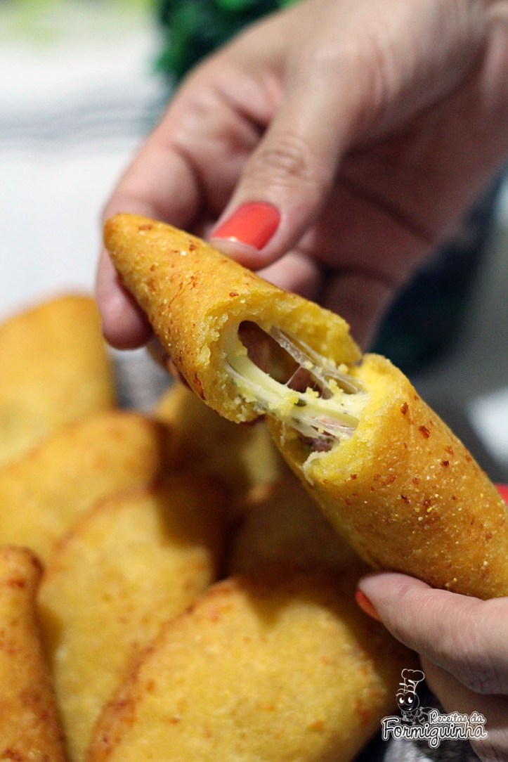 A massa fica sequinha, dourada e muito gostosa! O recheio do Pastel de Fubá fica por conta da sua criatividade: calabresa, portuguesa, presunto, etc.. Se quiser pode fazer com recheio doce também!