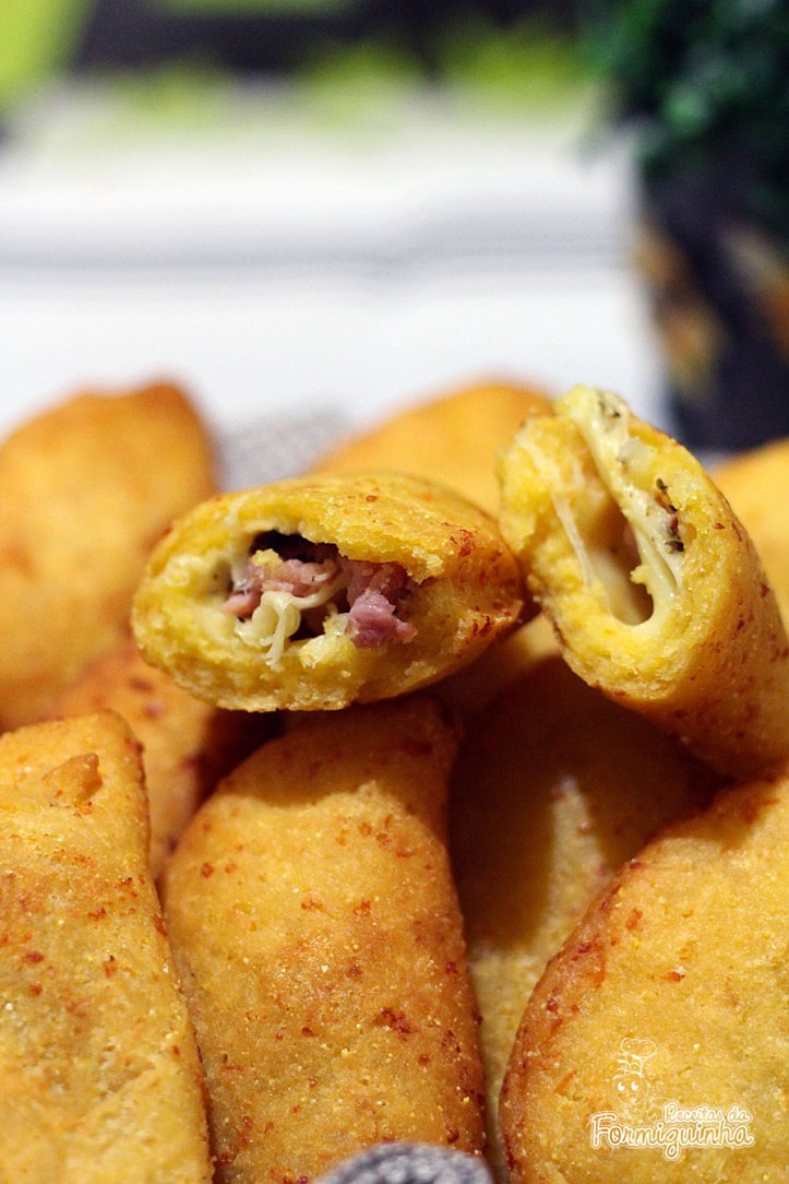 A massa fica sequinha, dourada e muito gostosa! O recheio do Pastel de Fubá fica por conta da sua criatividade: calabresa, portuguesa, presunto, etc.. Se quiser pode fazer com recheio doce também!