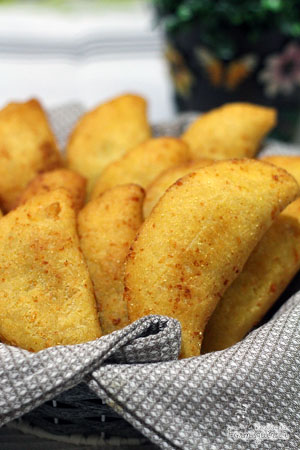 A massa fica sequinha, dourada e muito gostosa! O recheio do Pastel de Fubá fica por conta da sua criatividade: calabresa, portuguesa, presunto, etc.. Se quiser pode fazer com recheio doce também!