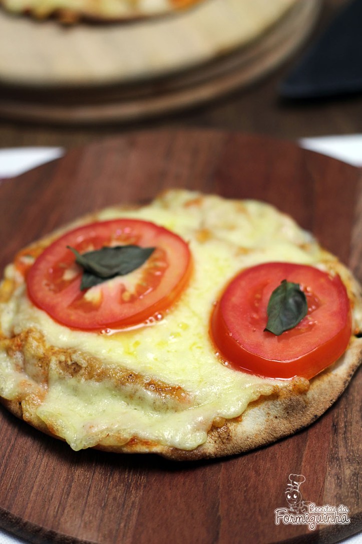 Procurando uma lanche rápido e gostoso? Pizza no Pão Sírio com Molho de Tomate Caseiro é a resposta!!! Deliciosa!!