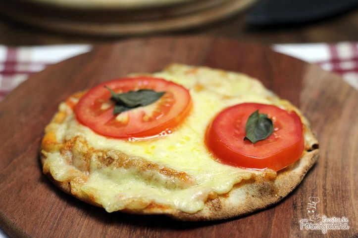 Procurando uma lanche rápido e gostoso? Pizza no Pão Sírio com Molho de Tomate Caseiro é a resposta!!! Deliciosa!!