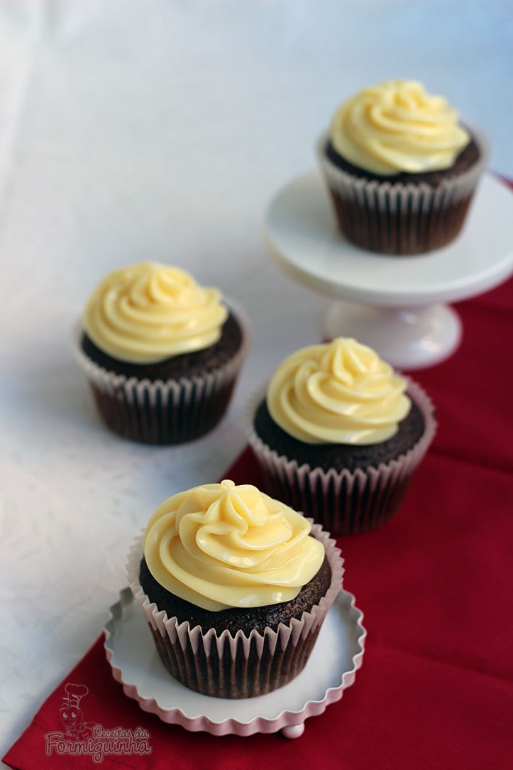 Leite Moça Cremoso servindo de cobertura para deliciosos cupcakes de chocolate!!! Vai resistir?