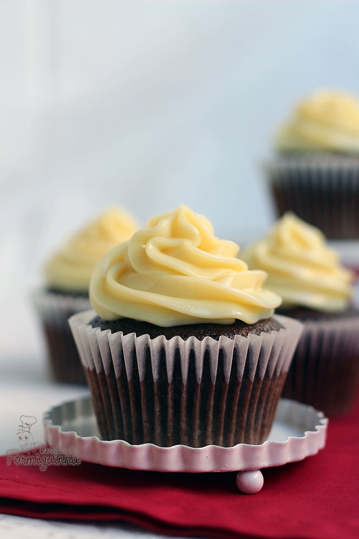 Leite Moça Cremoso servindo de cobertura para deliciosos cupcakes de chocolate!!! Vai resistir?