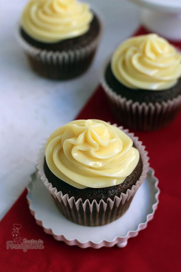 Leite Moça Cremoso servindo de cobertura para deliciosos cupcakes de chocolate!!! Vai resistir?