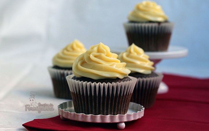 Leite Moça Cremoso servindo de cobertura para deliciosos cupcakes de chocolate!!! Vai resistir?