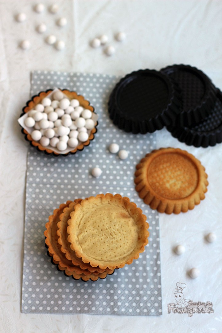 Massa para tortas com gostinho de biscoito amanteigado... É assim a Pâte Sucrée, um pouco crocante e mais macia e doce que suas primas pâte sablée e pâte brisée.