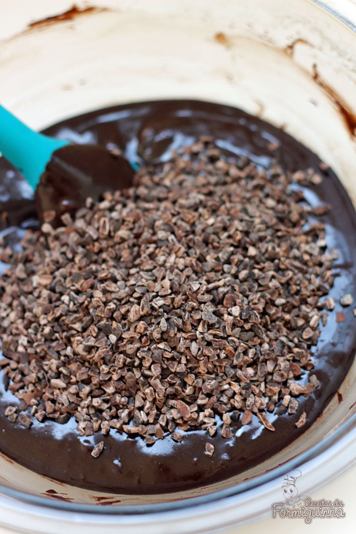 Nibs de cacau acrescidos na massa do brownie
