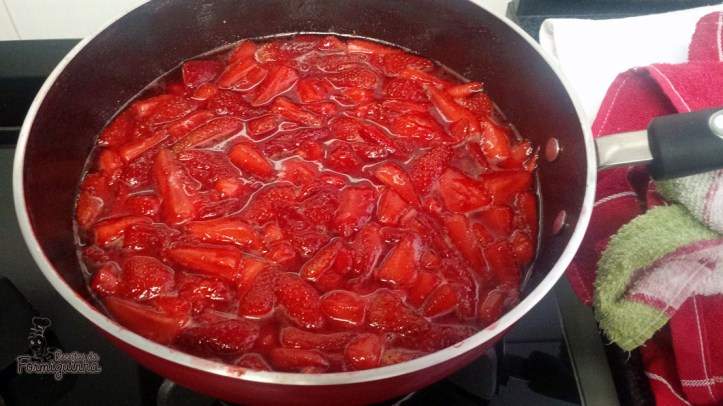 Deliciosa e fácil de fazer! Essa Calda de Morangos vai te surpreender!!!