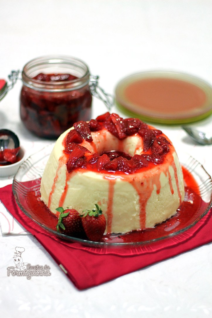 Cremoso e delicioso! É assim que fica esse pudim de iogurte grego com calda de morangos...