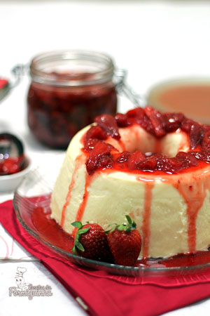 Cremoso e delicioso! É assim que fica esse pudim de iogurte grego com calda de morangos...
