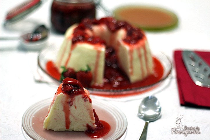 Cremoso e delicioso! É assim que fica esse pudim de iogurte grego com calda de morangos...