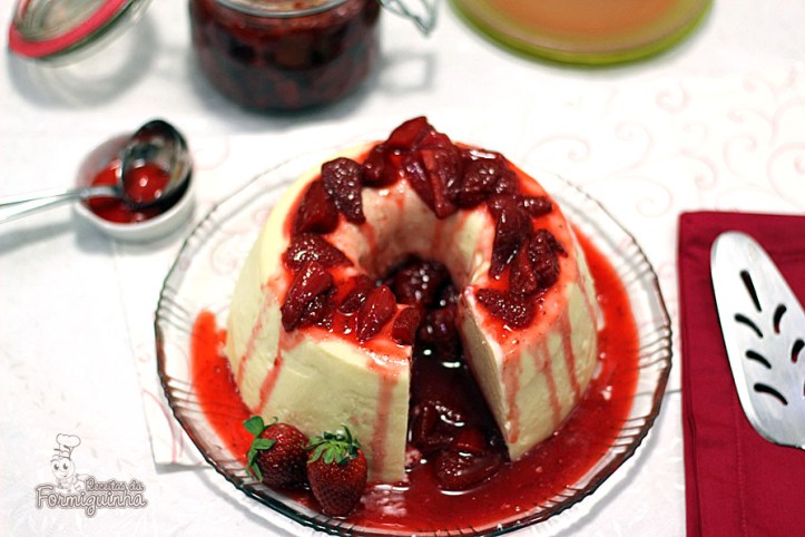 Cremoso e delicioso! É assim que fica esse pudim de iogurte grego com calda de morangos...