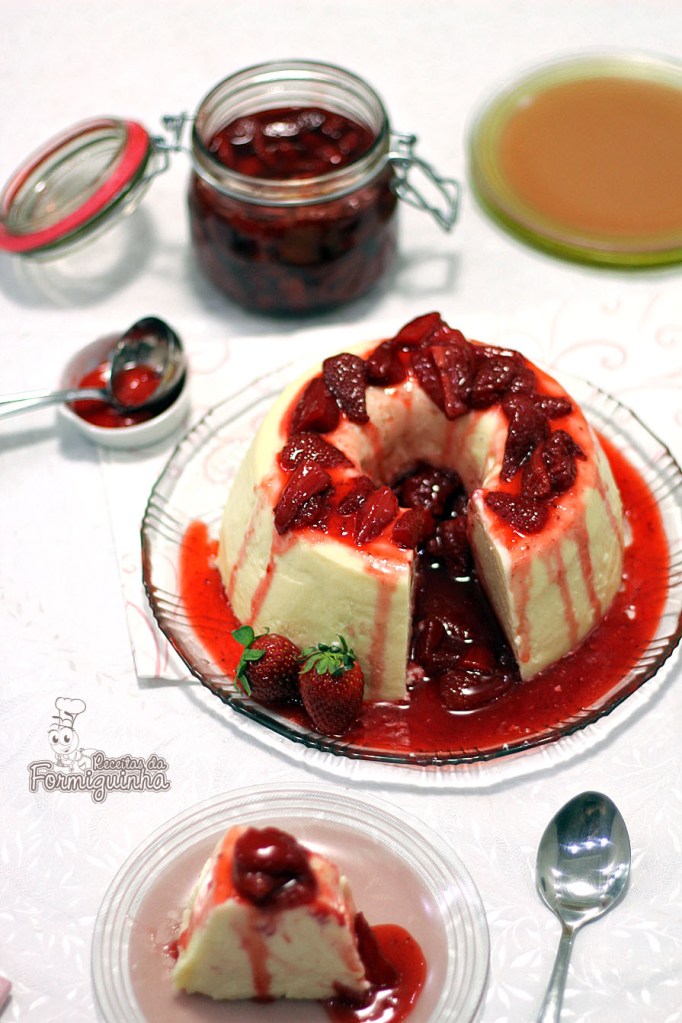 Cremoso e delicioso! É assim que fica esse pudim de iogurte grego com calda de morangos...