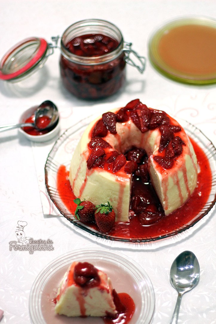 Cremoso e delicioso! É assim que fica esse pudim de iogurte grego com calda de morangos...