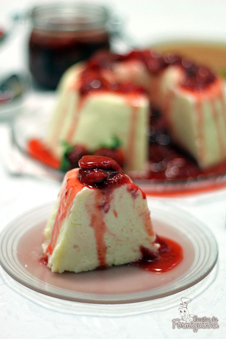 Cremoso e delicioso! É assim que fica esse pudim de iogurte grego com calda de morangos...