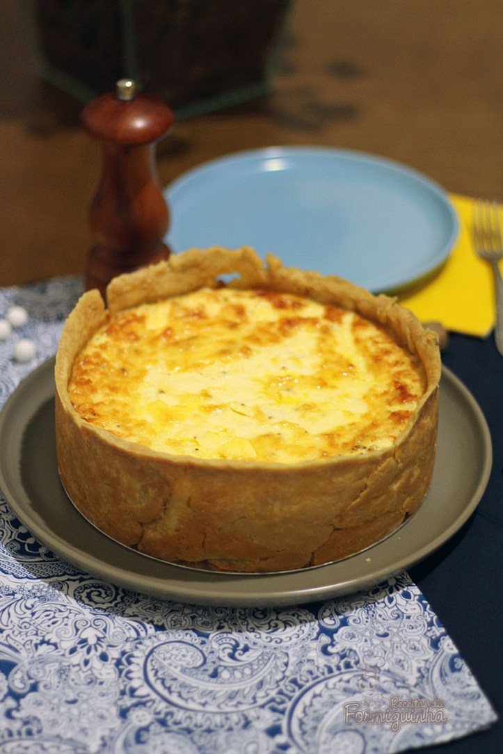 Recheio cremoso de queijo minas nesse lindo e perfumado quiche de queijo branco...
