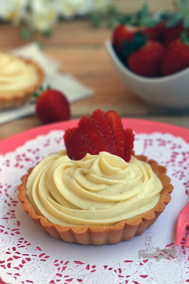 Deliciosa tortinha de morango para comer rezando! Feita com a massa pâte sucrée, macia e crocante...