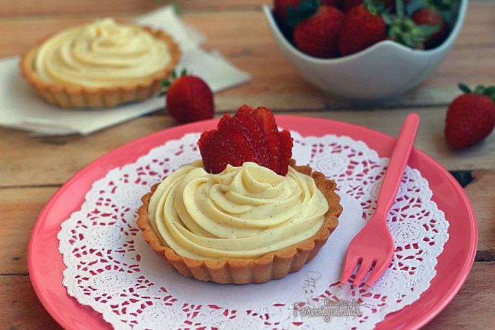 Deliciosa tortinha de morango para comer rezando! Feita com a massa pâte sucrée, macia e crocante...