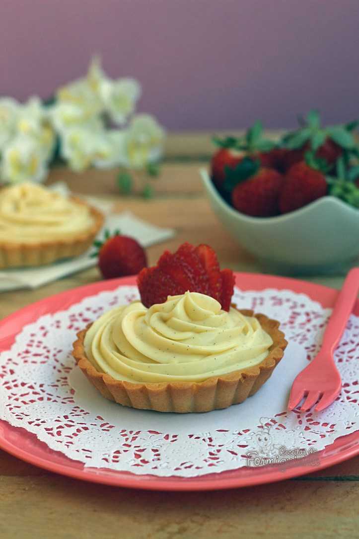 Deliciosa tortinha de morango para comer rezando! Feita com a massa pâte sucrée, macia e crocante...