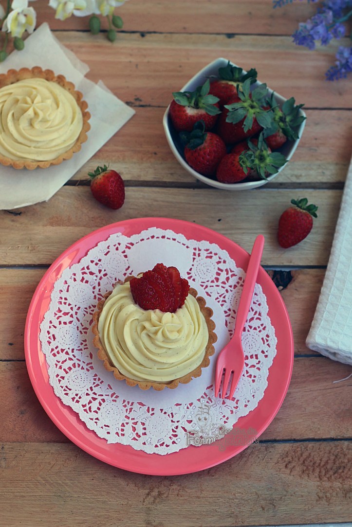 Deliciosa tortinha de morango para comer rezando! Feita com a massa pâte sucrée, macia e crocante...