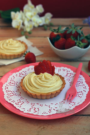 Deliciosa tortinha de morango para comer rezando! Feita com a massa pâte sucrée, macia e crocante...