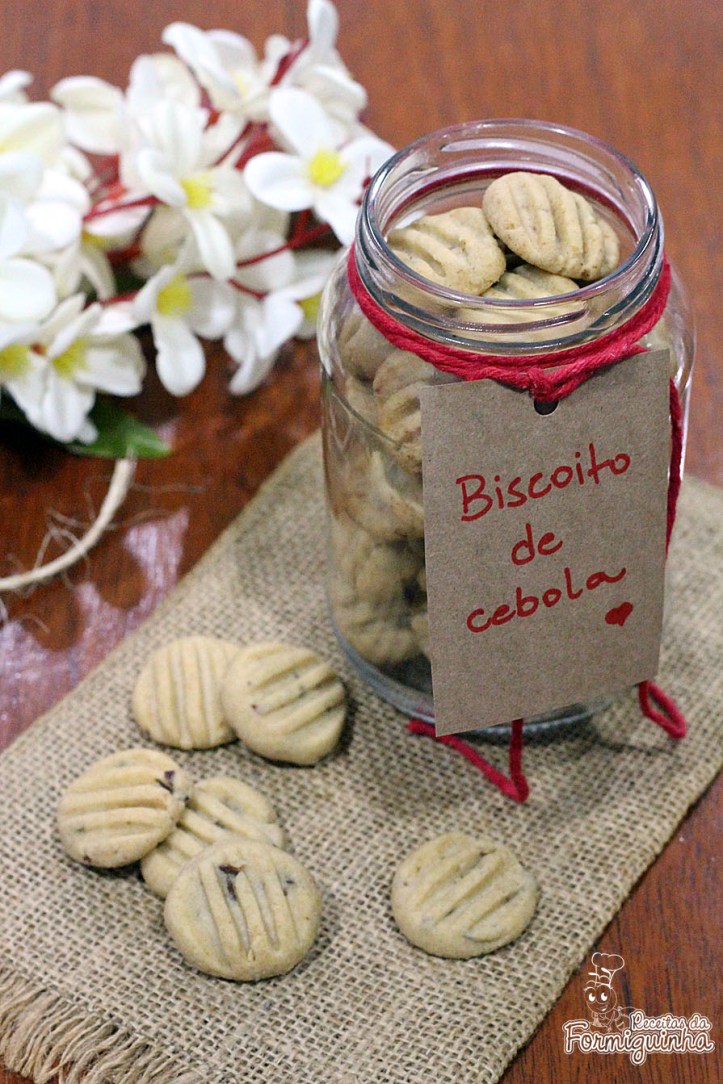 Aperitivo incrível para fazer e reunir os amigos! Biscoito de Cebola é muito simples de preparar.. Pena que costuma acabar rápido!