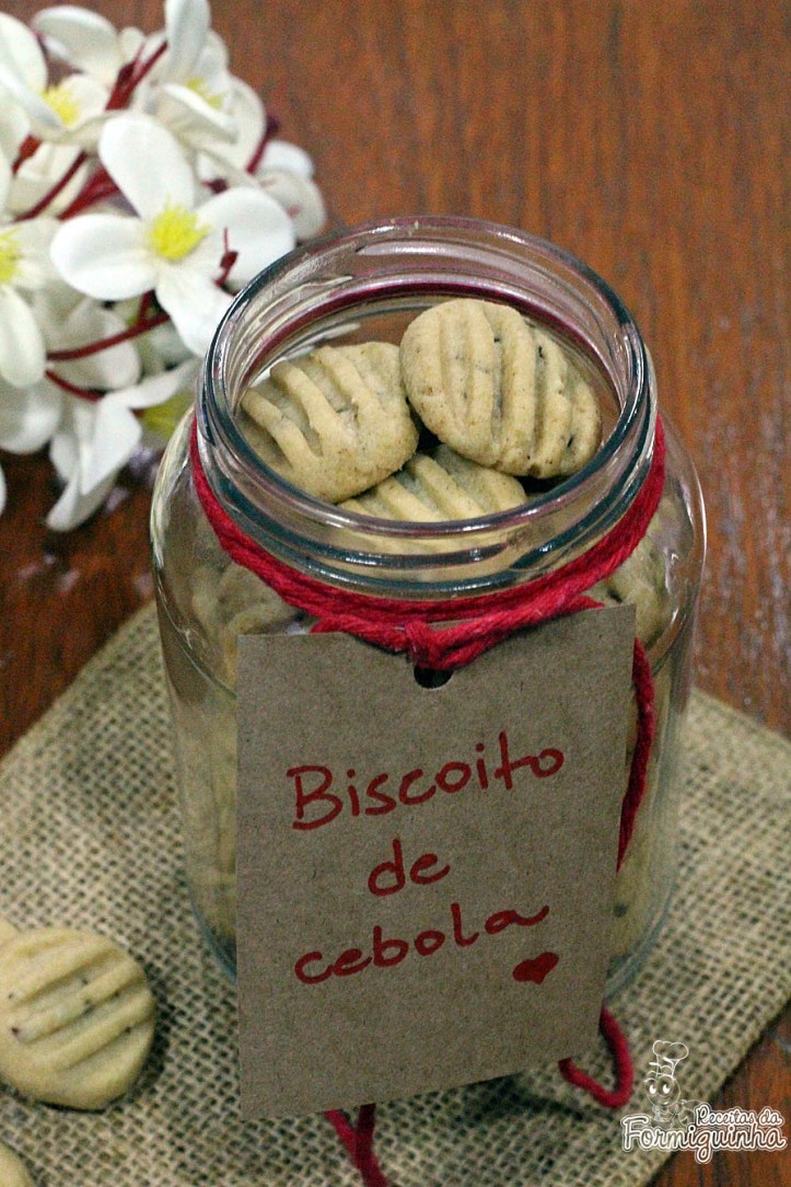 Aperitivo incrível para fazer e reunir os amigos! Biscoito de Cebola é muito simples de preparar.. Pena que costuma acabar rápido!