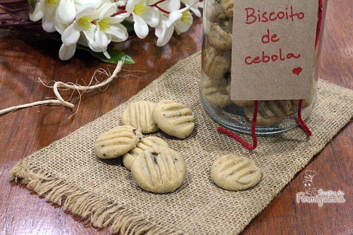 Aperitivo incrível para fazer e reunir os amigos! Biscoito de Cebola é muito simples de preparar.. Pena que costuma acabar rápido!