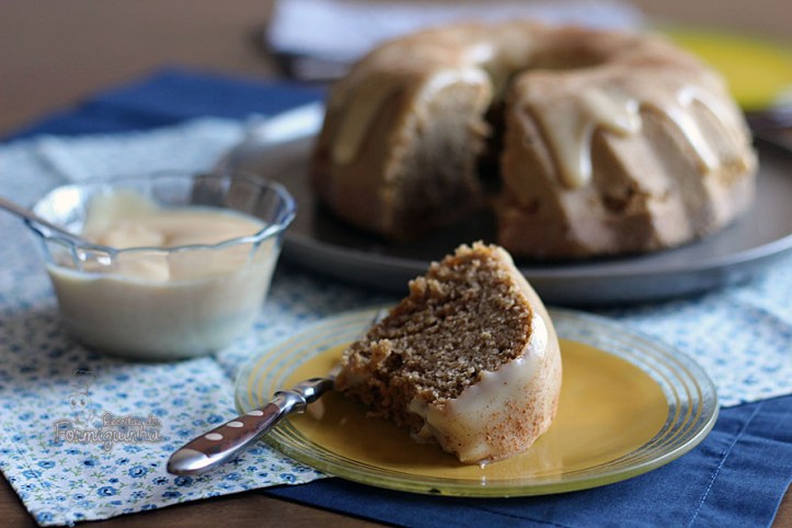 Feito com farinha de rosca.. feito para surpreender! Ainda mais com essa calda especial de leite condensado. Não dá para resistir ao Bolo Indiano!