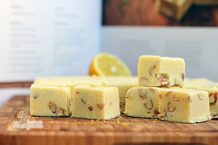Deliciosos quadradinhos de limão siciliano e amêndoas!! Fudges parecem difíceis de serem feitos, mas é muito mais simples do que se imagina!!
