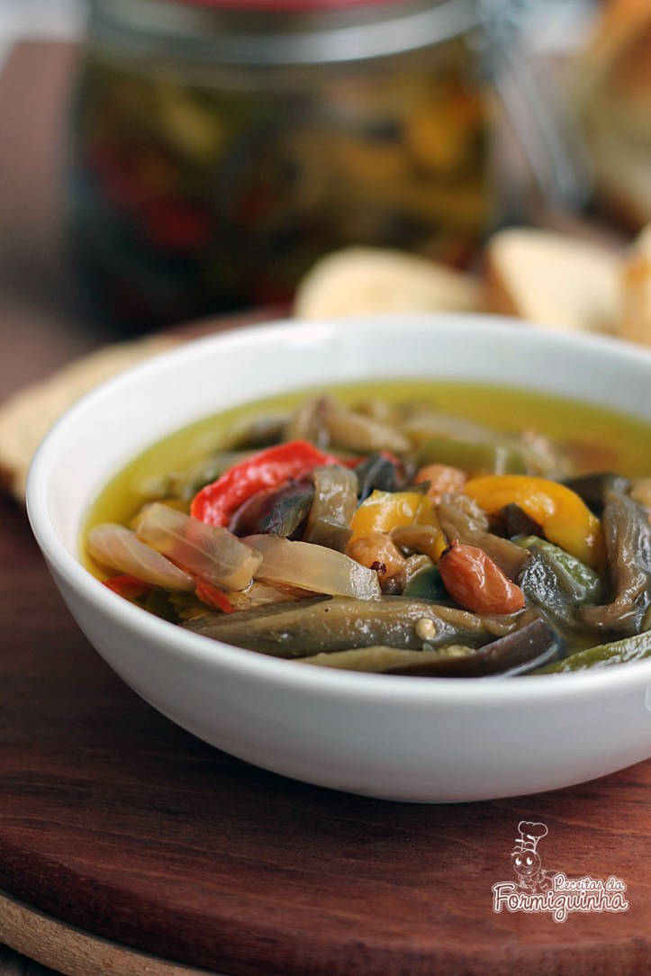 Entrada campeã para qualquer evento... Antepasto de Berinjela leva também pimentões, uvas passas e bastante azeite!