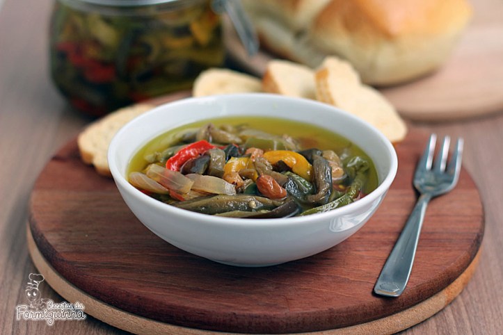 Entrada campeã para qualquer evento... Antepasto de Berinjela leva também pimentões, uvas passas e bastante azeite!