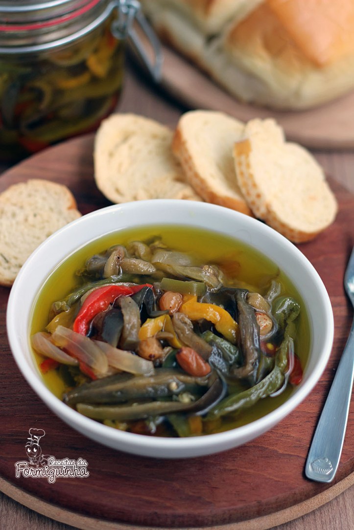 Entrada campeã para qualquer evento... Antepasto de Berinjela leva também pimentões, uvas passas e bastante azeite!