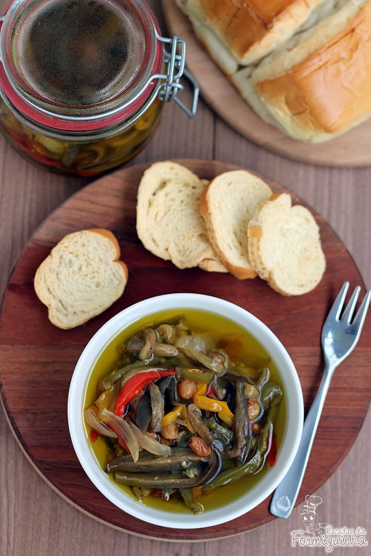 Entrada campeã para qualquer evento... Antepasto de Berinjela leva também pimentões, uvas passas e bastante azeite!