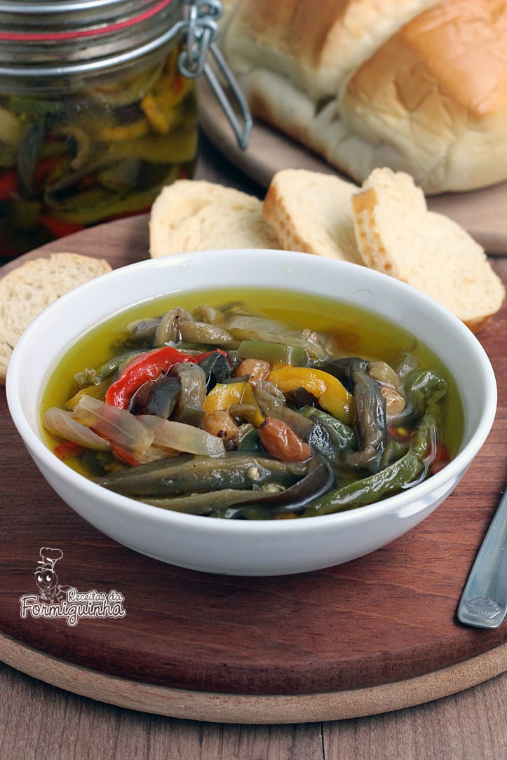 Entrada campeã para qualquer evento... Antepasto de Berinjela leva também pimentões, uvas passas e bastante azeite!