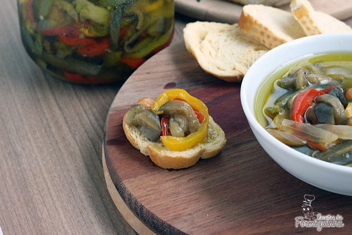 Entrada campeã para qualquer evento... Antepasto de Berinjela leva também pimentões, uvas passas e bastante azeite!