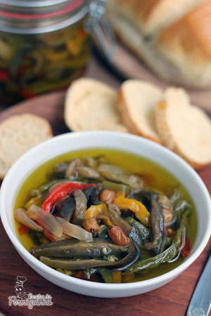 Entrada campeã para qualquer evento... Antepasto de Berinjela leva também pimentões, uvas passas e bastante azeite!