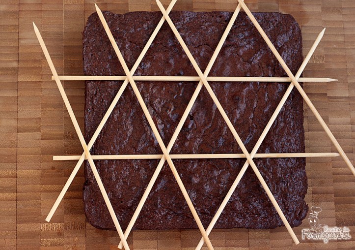 Deliciosos brownies em forma de árvore de Natal para enfeitar sua ceia...