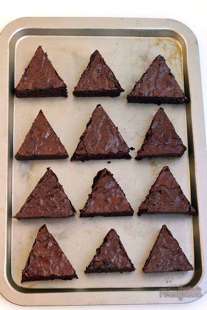 Deliciosos brownies em forma de árvore de Natal para enfeitar sua ceia...