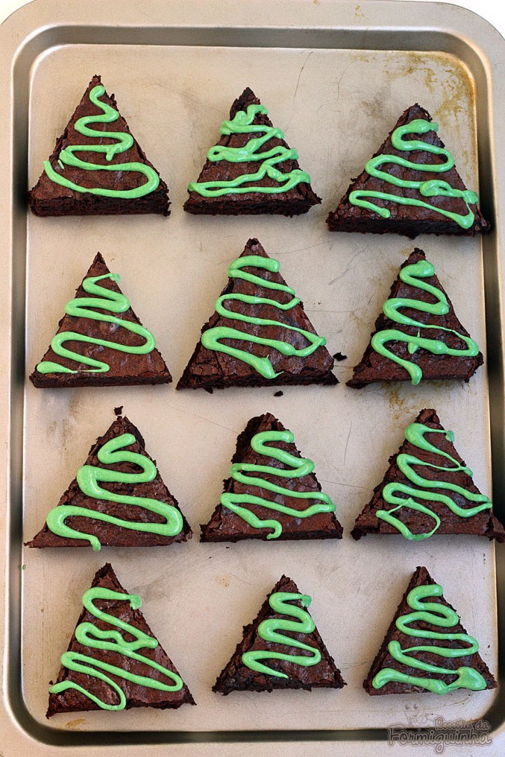 Deliciosos brownies em forma de árvore de Natal para enfeitar sua ceia...